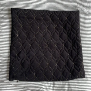 Kuddfodral  - Kuddfodral från hm home💕 Använt lite så i bra skick. Scart med guldigt mönster på framsidan och helt svart på andra sidan💕