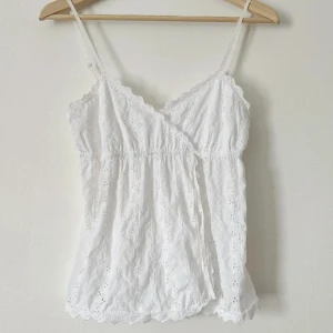 Spets topp - Spetstopp i bra skick. Storlek XS (US 2). Jag har tyvärr ingen bild på då den inte passar längre. Priset går inte att diskutera. Köp gärna via KÖP NU.