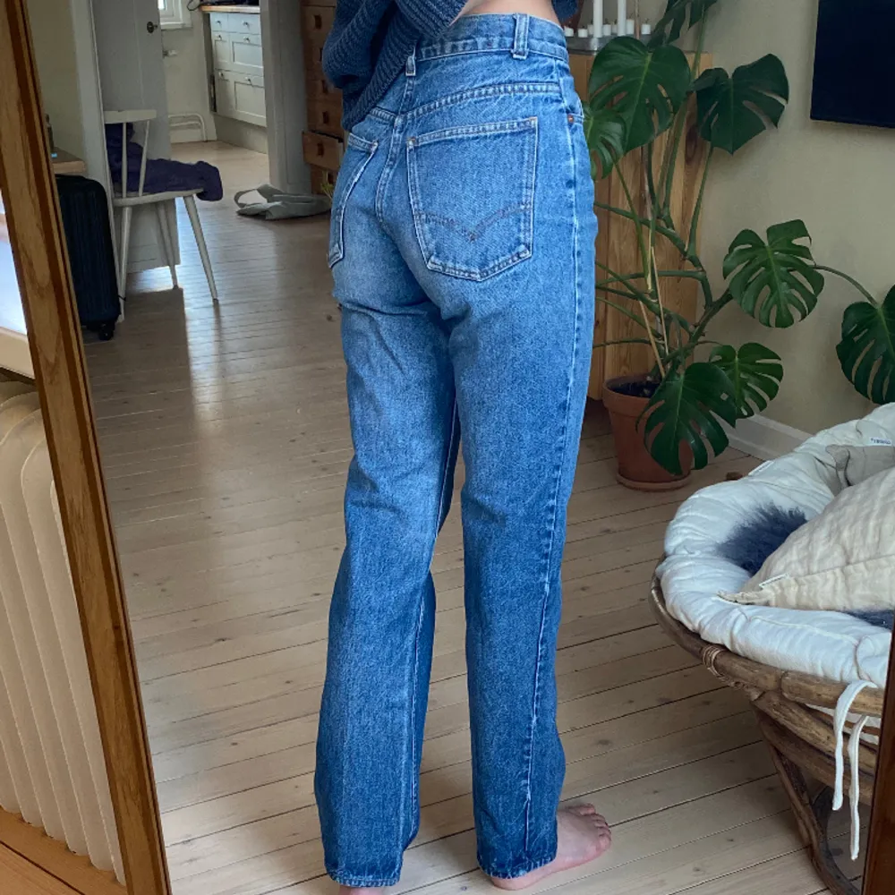 Vintage jeans i perfekt tvätt. Passar storlek 25/25 (XS/SMALL) rak modell med hög midja.   Jag är 1.72 lång. . Jeans & Byxor.