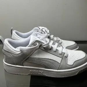 Helt oanvända super snygga grå/vita sneakers från Puma! Storlek 42 🩶🤍