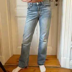 Weekday jeans i modellen ”PIN”. Straight med medelhög midja. Storlek 25/30. Väldigt fint skick. Nypris ca 600kr. Möts i Stockholm annars står köparen för frakt. 🩵💙