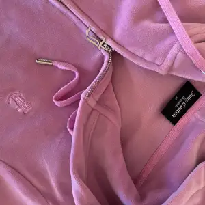 Säljer min juicy couture hoodie i färgen orchid. Inga defekter. Den är äkta köpt från johnels. Har sänkt från 700😁