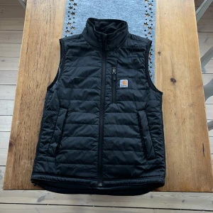 Carharrt väst - Regntålig carharrt väst i storlek S Väldigt bra kvalite och perfekt skick.