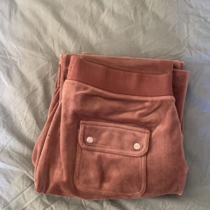 En brun juciy couture byxa inte använd så mycket (bra skick) - Skriv till mig om ni vill veta ngt mer eller vill se den på🤗 (kan diskutera pris ifall de inte passar)