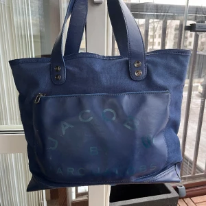 Marc Jacobs väska🩷⭐️ - Säljer min fina väska från Marc Jacobs! Den är ganska flitigt använd vilket man ser på baksidan och därav priset. I allmänhet är den ändå i bra skick🙌🏼🩷⭐️