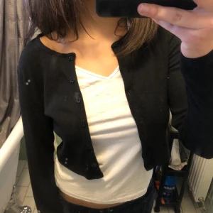 Svart bolero  - Snygg svart bolero. Trendig å passar till allt. Bra skick 