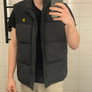 Oanvänd Dunväst från lyle & scott  - Oanvänd dunväst från Lyle&scott. Storlek M. 