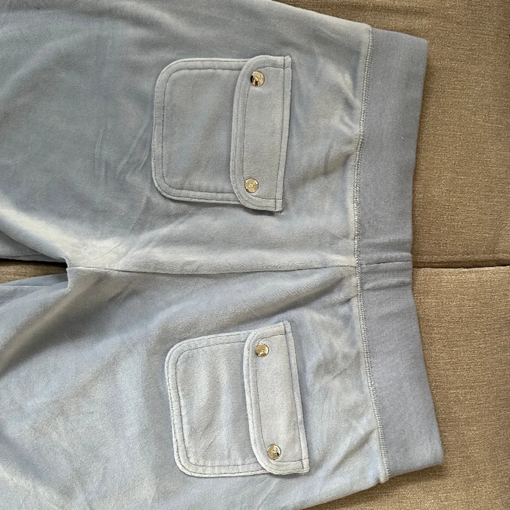 Ljusblå populära juicy byxor, oanvända med lappen kvar! Priset kan diskuteras vid snabb affär, annonsen ligger ute på flera sidor🥰. Jeans & Byxor.