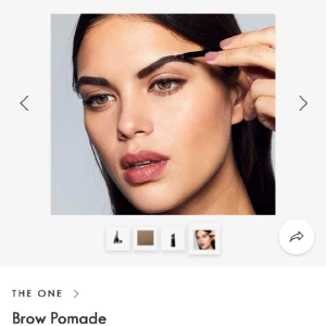 Brow pomade - Skapa, fyll och bygg ditt mest perfekta ögonbryn med vår första cream-to-powder brow pomade. Slank design, den inbyggda vinklade applikatorn ger ultimat kontroll och enkel definition som varar länge. Den har ett glid och är snabbtorkande. Vattenfast 