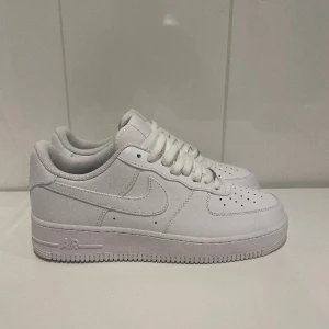 Air forces 1 - Hej! Säljer nu dessa sprillans nya air forces 1. Skorna är i nyskick 10/10. Uk 10 passar 44-45