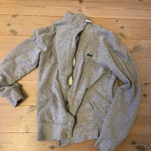 Fet Lacoste hoodie ja köpte i somras de låga priset e för att ja använt den rätt mycke