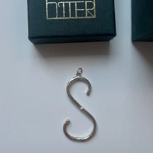Maria nilsdotter berlock stor - säljer min silver berlock ”wonky letter” i bokstaven S, stora modellen, sparsamt använd!