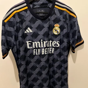 Real Madrid borta tröja 2023/24 authentic - Helt nya oanvända i paketet  2 st tröjor  Finns i storlek L men passar på M, XL men passar på L   Ny pris 1699kr   Säljs för 350kr/st