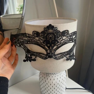 Maskerad mask - Använd en studentskiva! Knuten går såkert att få upp om man försöker lite.