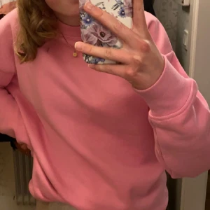 Rosa sweatshirt  - En rosa sweatshirt från Lindex. Storlek S men oversised, köptes för ca 350 och säljes för 120. Fint skick💞