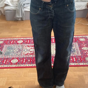 lee - lee jeans, knappen högst upp saknas men de går ju att sy på en ny osv! skriv om du har frågor💗💗