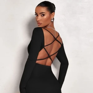 Svart klänning  - Jättesnygg svart klänning med korsad rygg. Kommer inte till användning därav säljer jag den. 