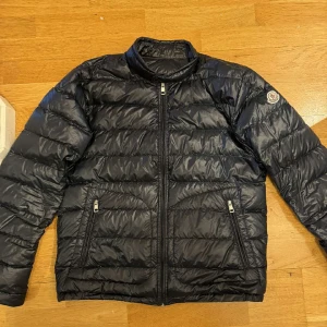 Moncler Acorus - Tja säljer denna feta Moncler Acorus jacka. Nypris 11 tusen, inga riktiga defekter på jackan litet hål vid ärmen syns ej, hör av vid funderingar. Pris ej hugget i sten
