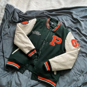 Jacka H&M - Säljer denna näst intill oanvända jacka från H&M! I nyskick och i väldigt tjockt och varmt material. I storlek L.