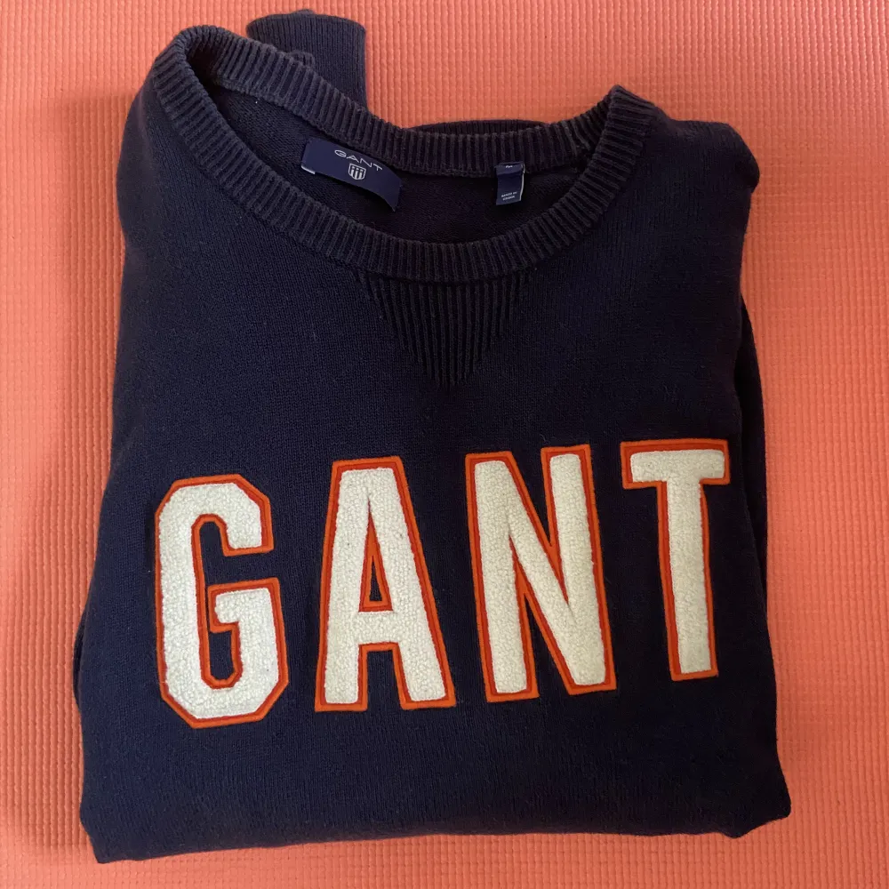 Säljer gant sweatshirt som inte kommer till användning längre. Mörkblå. Neuletakit & Villapaidat.