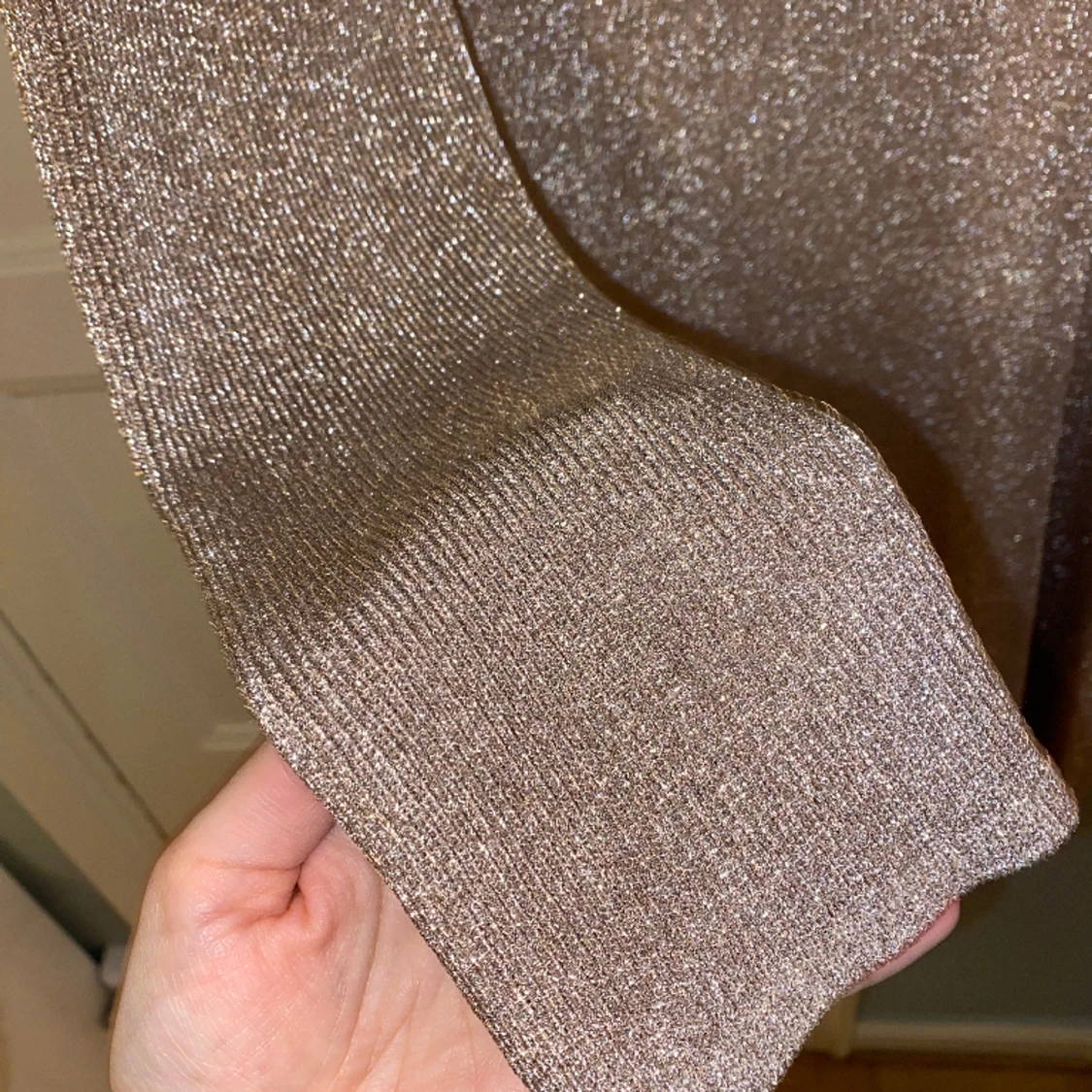 Glittrig, stickad klänning från Cos - 90