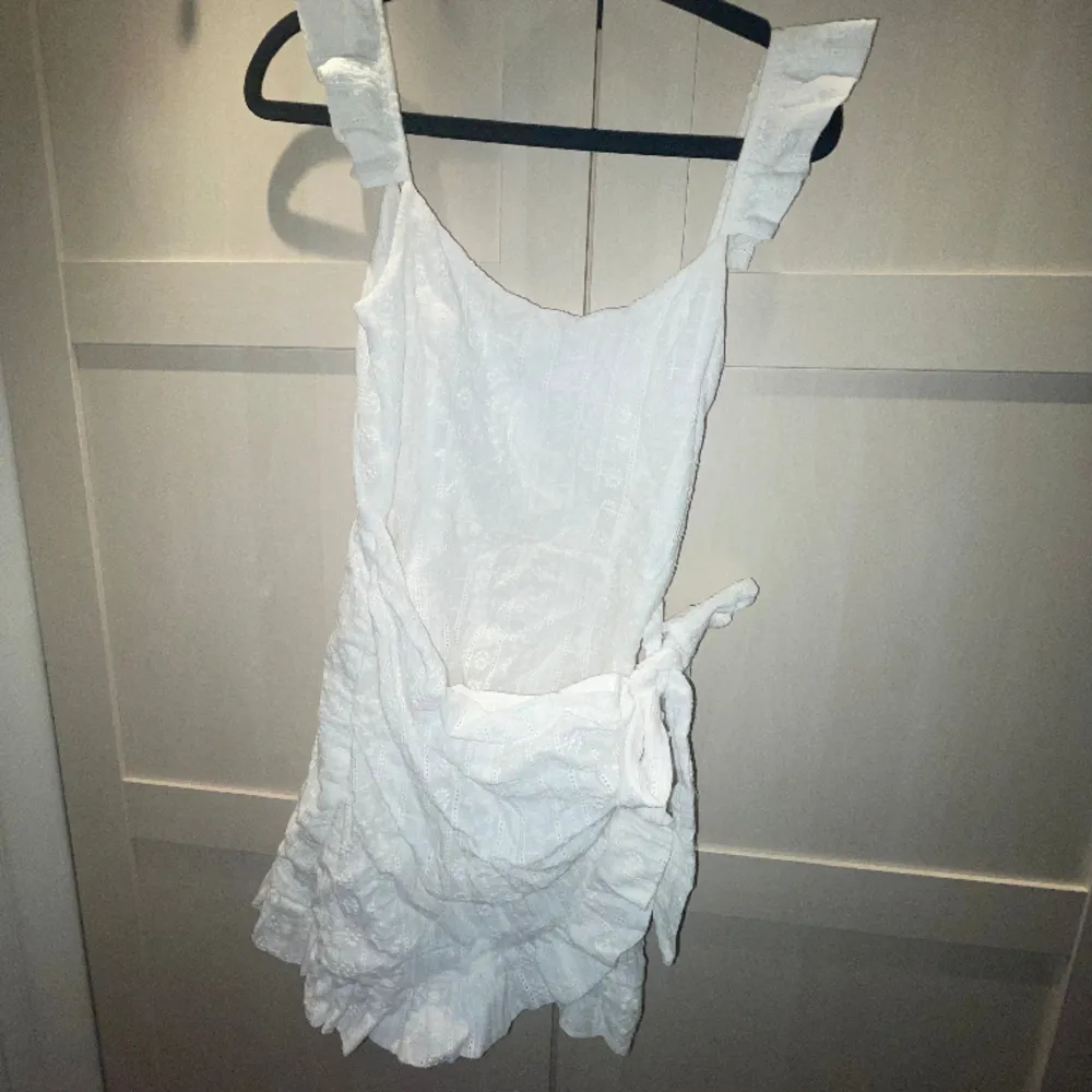 Världens finaste vita klänning från nakd, använd en gång i några timmar. Väldigt bra skick🥺💕. Klänningar.