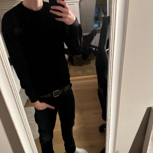 Oscar Jacobson merinoull tröja - Riktigt snygg Oscar Jacobson merinoull tröja som säljs pga att jag inte använder ofta. Riktigt bra skick och bra passform