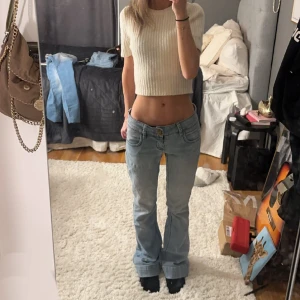 Lågmidjade jeans - Säljer dessa galet snygga ljusblåa lågmidjade utsvänga jeans! De är tyvärr  både för stora och för långa för mig som är 158😭💗W26/L32 Öka med 10kr på budet