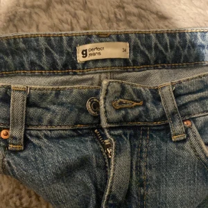 Jenas från Gina tricot  - Jag säljer mina jenas från Gina tricot. Dem heter ”perfekt jeans” i storlek 34! Använt fåtals gånger. Hör av er vid intresse eller frågor om exempelvis fler bilder💕
