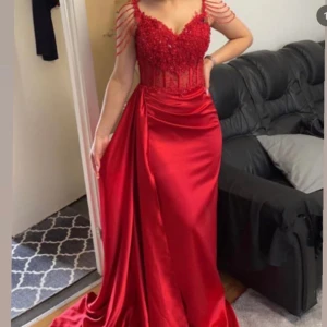 Klänning  - Jättefin klänning med en underbar färg. Fungerar till balen, bröllop eller din henna kväll✨💃Superfina detaljer på bröstet samt axlarna. Materialet på kjolen är i silke😍
