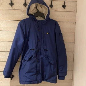 Lyle & Scott - Strl S , jackan är i topp skick med varken hål eller fläckar Jackan är en riktigt varm vinterjacka och passar perfekt för dig som är extra frusen. Dm för mer frågor eller bud