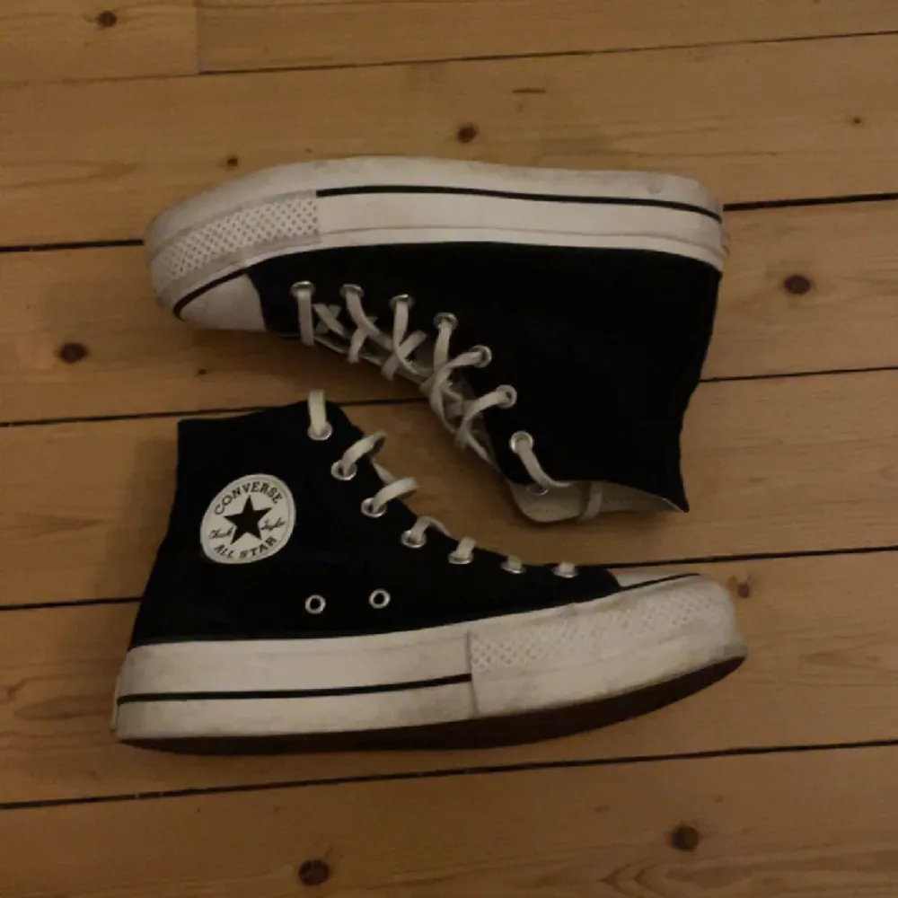 Säljer dessa skitsnygga converse! De är i fint skick. Säljer pga att de inte kommer till användning. Köparen står för frakt! Vid fler frågor kontakta mig 🤍. Skor.