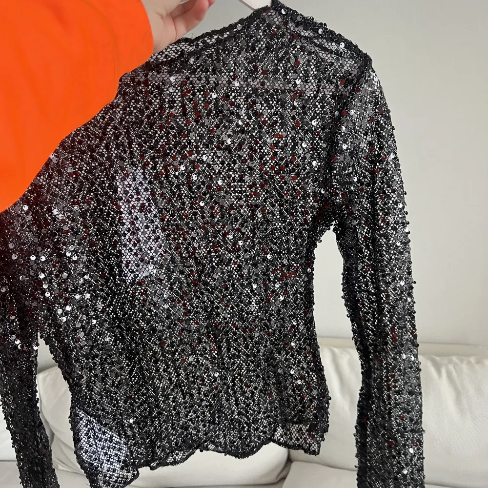 Glittrig snygg tröja från Gina tricot i storlek S. Aldrig använd, lappen sitter kvar 💕 Pris och frågor kan diskuteras :). Tröjor & Koftor.