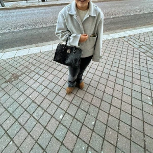 Grå kappa - Jag säljer denna gulliga å fina kappa. Den är i strl L men passar som en M-S. 💓