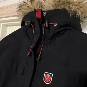 Svart jacka av märket Fjällräven, Nuuk Parka. Storlek small. Mycket sparsamt använd, i fint skick. Pris 1650:- ( ord.pris ca 4500:-)