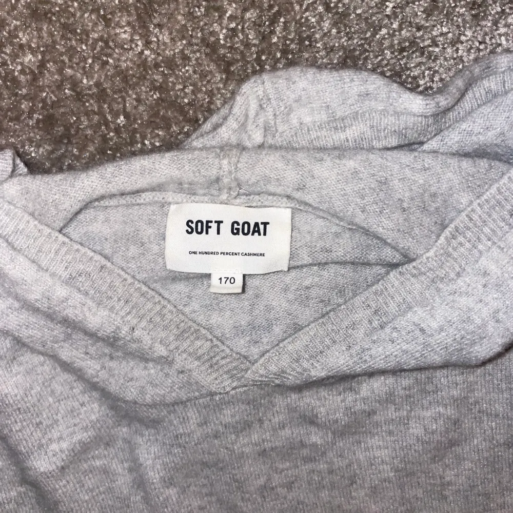 Säljer nu en soft goat hoodie i storlek 170 cm villket som är efter traktat då den slutat tillverkas. Den är i cond 8-10 inga fel eller så. Bara att höra av er om ni har någon fråga . Hoodies.