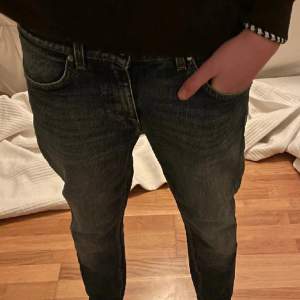 Tjena! Säljer nu dessa snygga jeans från Tiger Of Sweden! Skicket är 9,5 av 10, nästintill nyskick! Modellen är Evolve vilket är en slim fit modell Storleken är L32 W30 men lite små i längden så skulle säga att de passar L30 W30🙌Hör av er vid funder