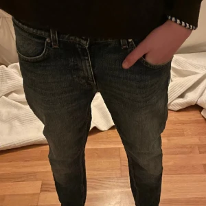 Tiger of Sweden slim jeans! - Tjena! Säljer nu dessa snygga jeans från Tiger Of Sweden! Skicket är 9,5 av 10, nästintill nyskick! Modellen är Evolve vilket är en slim fit modell Storleken är L32 W30 men lite små i längden så skulle säga att de passar L30 W30🙌Hör av er vid funder