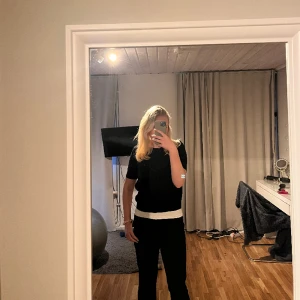 Stickad T-shirt  - Svart stickad T-shirt från hm, är du intresserad är det bara att skriva!!💞