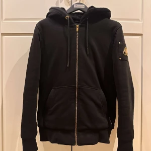 Moose Knuckles jacka - Säljer en Moose Knuckles jacka som är i ett bra skick! Skick 7/10! Storlek S! Kvitto fås självklart med vid köp!  Hör gärna av dig om du har frågor!