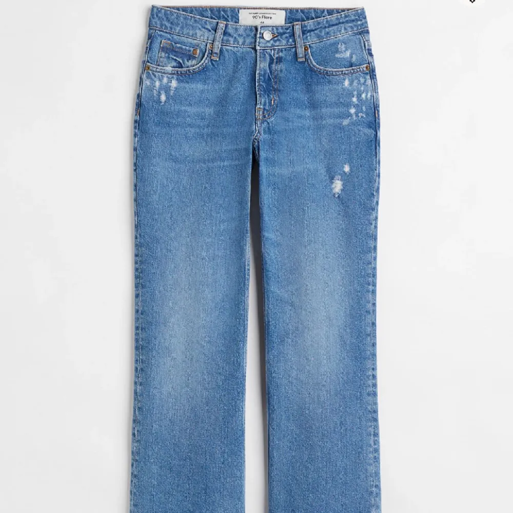 Ett par jättesnygga lågmidjade jeans från H&M. Säljer pga det har blivit för små. Nästan som nya. De är även helt slutsålda på hemsidan❤️‍🔥Köpta för 400kr och säljer nu för 200kr. (priset går att diskutera)❤️‍🔥 Skriv till mig om frågor!💞. Jeans & Byxor.