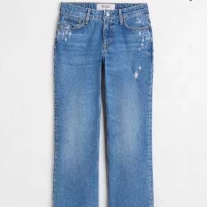 Ett par jättesnygga lågmidjade jeans från H&M. Säljer pga det har blivit för små. Nästan som nya. De är även helt slutsålda på hemsidan❤️‍🔥Köpta för 400kr och säljer nu för 200kr. (priset går att diskutera)❤️‍🔥 Skriv till mig om frågor!💞