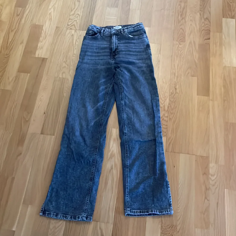 Säljer mina mörkgrå/svarta jeans ifrån Lindex i strl 152/11-12 år. modellen på jeansen heter Vanja och den har även en slits nere på benet. Dem är i bra skick säljer eftersom de är för små💞 säljer för 70kr plus frakt. Skriv innan ni köper. Jeans & Byxor.