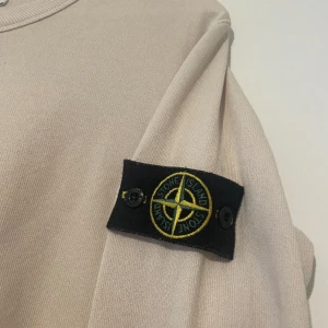 Äkta Stone Island - Äkta Stone Island tröja. Skanna QR koden så får du bevis! Har blivit kortad för att passa mig så passar både tjejer och killar bra. Använd men i gott skick. 