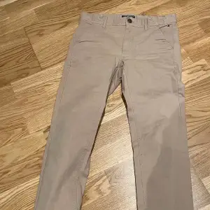 Tommy hilfiger Chinos Beige storlek 154. Köpt för 600