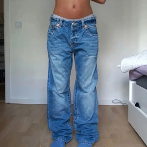 Baggy jeans  - så snygga blåa baggy jeans med ascool stitching på, köpta för 550 men säljer för 400 då de har lite slitningar längst ner bakpå benen (de är lite för långa på mig som är 165 så de har slitits lite mot marken när jag använt dem. 💓 !lånade bilder!