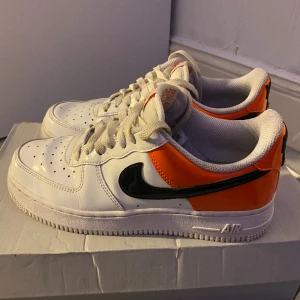 Nike air force 1 - Köpte på zalando för cirka 1 år sen men kommer inte till användning. Använda väldigt få tal gånger. Snörena & sulan har blivit lite smutsiga men inte farligt alls annars inga defekter.  Nypris 1245, säljer för 700 inkl frakt<3