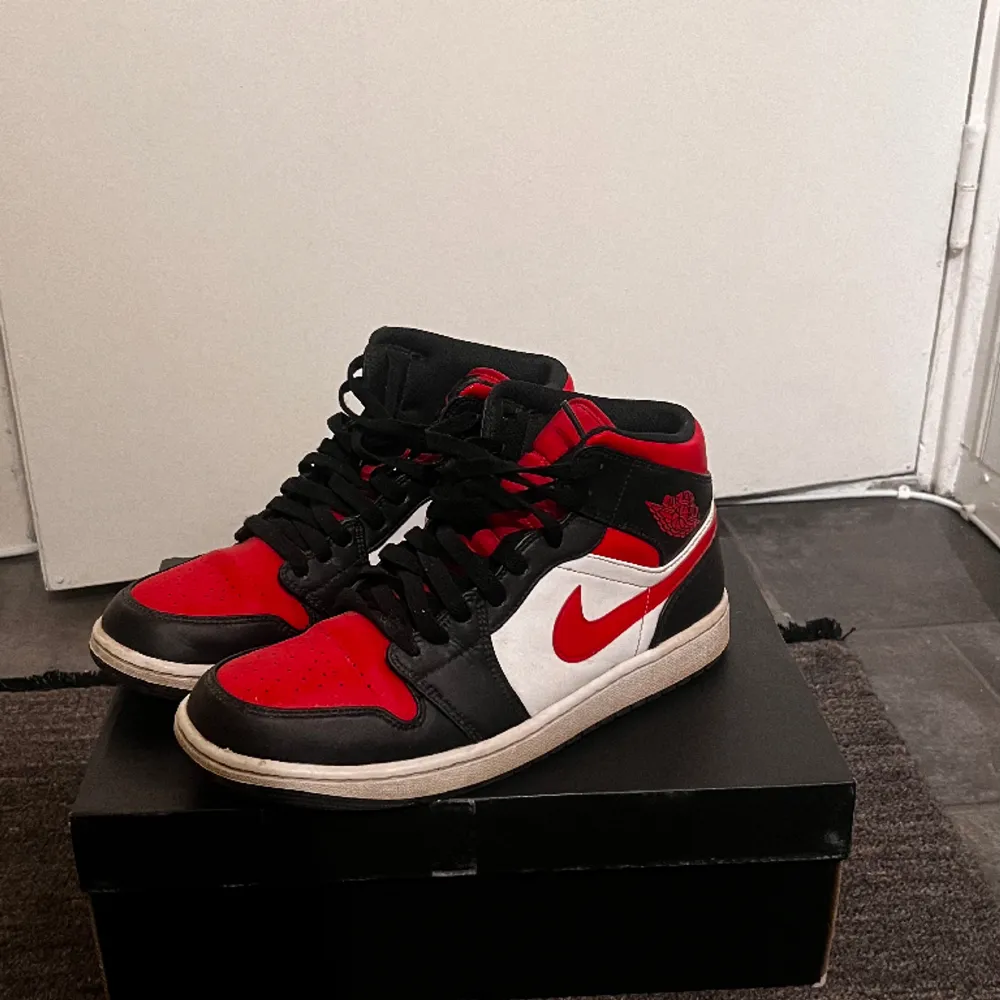 Säljes Nike Air Jordan 1 Retro Mid i storlek 43 Bra skick, använda några tillfällen.  Nypris 1699kr, slutsålda Skickas eller mötes 😊. Skor.