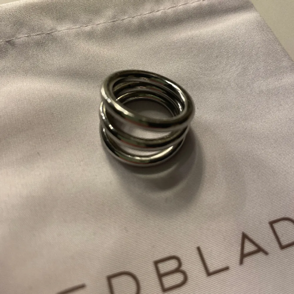 Super cool ring från Edblad i storlek S (16,8 mm) . Accessoarer.