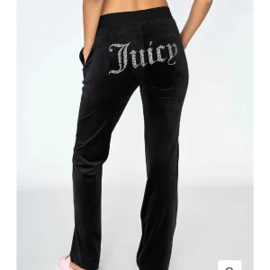 Juicy - Funderar att sälja mina sånna här juicy. Skriv vad ni kan ge för dom.💗